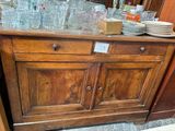 une armoire en bois sur laquelle sont posés de nombreux verres