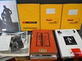 un grand nombre de livres posés sur une table