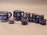 beaucoup de tasses et de mugs bleus et blancs sur la table