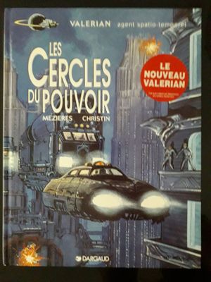 une photo d'une photo d'un livre sur une table