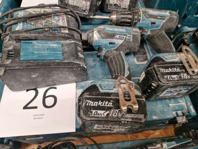 les nombreux outils différents exposés dans un magasin