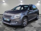 la voiture grise est garée sur un sol en damier dans le garage