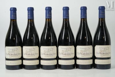 six bouteilles de vin sont alignées sur une surface blanche