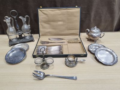 une boîte de couverts posée sur une table, à côté d'autres couverts