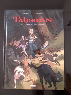 une photo d'un livre sur laquelle figurent une fillette et un chien