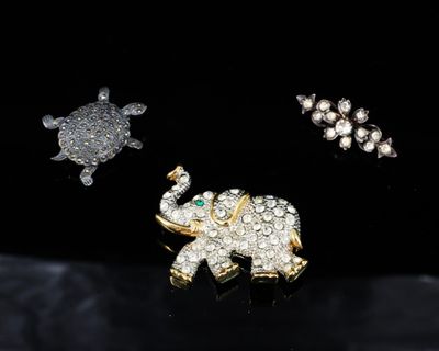 trois bijoux représentant respectivement une tortue, un éléphant et une tortue