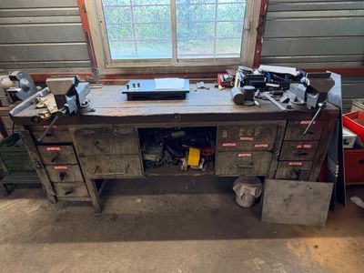 une image d'un établi dans un garage