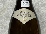 une bouteille de vin posée sur une table