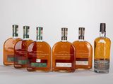 six bouteilles de whisky alignées sur une table