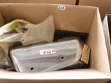 une boîte en carton remplie de nombreux objets