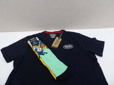T-shirt bleu marine avec une cravate et une étiquette vertes et jaunes