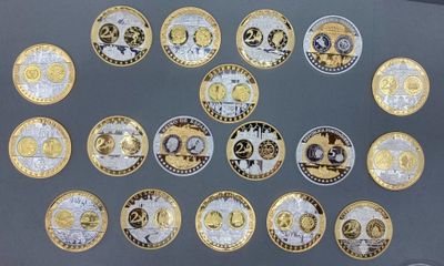 une photo d'une collection de pièces d'or et d'argent