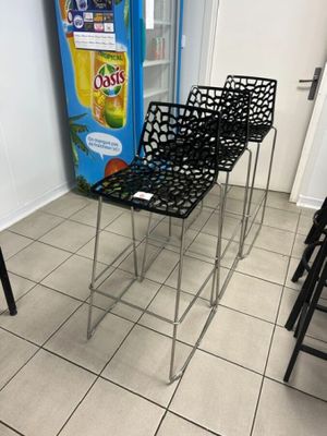 quatre chaises placées devant un distributeur automatique