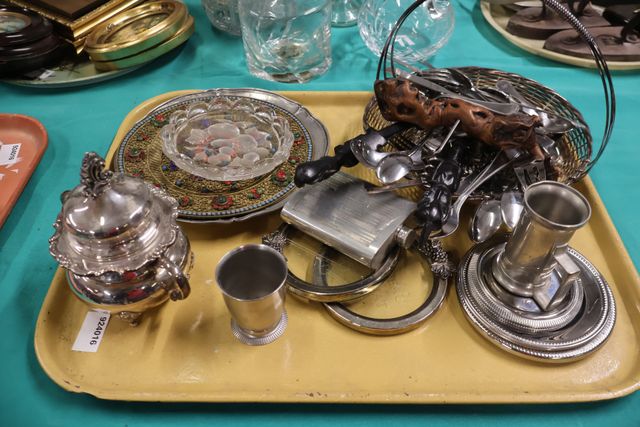 Lot panier, dessous de bouteilles, mesure étain, sucrier en métal...