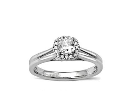 un gros plan d'une bague de fiançailles sertie d'un diamant central