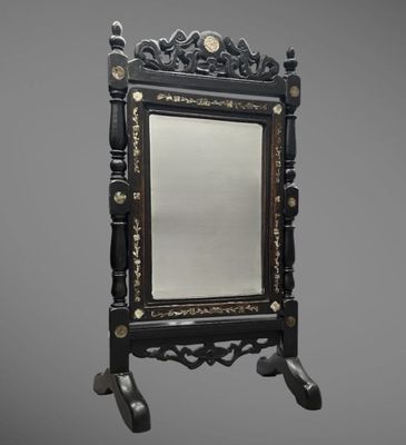un miroir posé sur un pied