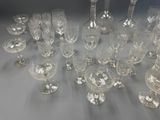 beaucoup de verres à vin et une carafe sur la table