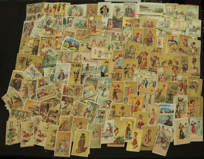 beaucoup de vieilles cartes postales posées sur une table noire
