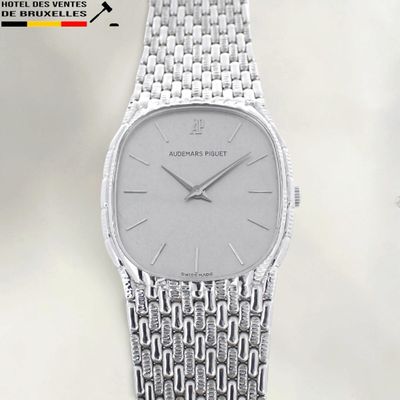 gros plan d'une montre sur une surface blanche