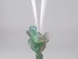 vase en verre vert translucide orné d'un motif floral sur le socle