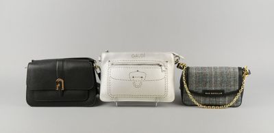 Ensemble de trois sacs : FURLA, en cuir noir à poignée et an… - Photo 1