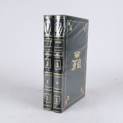 deux livres posés l'un sur l'autre sur une surface blanche