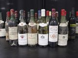 plusieurs bouteilles de vin alignées sur une table