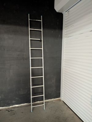 une échelle appuyée contre un mur dans une pièce