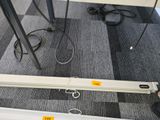 une personne debout à côté d'un bureau sur lequel se trouve un clavier