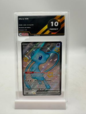 un gros plan d'une carte Pokémon dans un étui en plastique transparent