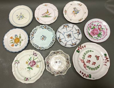 Ensemble comprenant 10 assiettes et plats en faïence XVIIIe-…