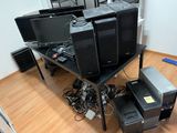 une table sur laquelle se trouvent tout un tas de matériel informatique