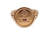 Gros plan sur une bague en or ornée d'une pièce de monnaie