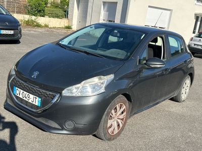 une photo d'une petite voiture garée sur un parking