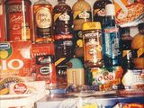 de nombreux types d'aliments différents sur les étagères du réfrigérateur