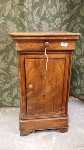 Chevet Louis Philippe ouvrant à une porte un tiroir H : 73