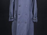 une photo d'un trench-coat bleu sur un présentoir à mannequin
