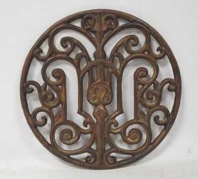 une image représentant une plaque circulaire en bois ornée d'un motif