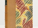 un vieux livre à la couverture jaune ornée de fleurs rouges