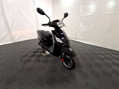 un scooter garé dans une pièce