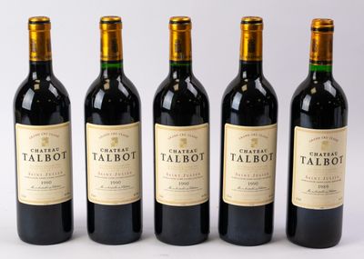 quatre bouteilles de vin rouge sont alignées