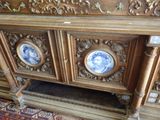 une vitrine en bois sur laquelle sont posées des assiettes bleues et blanches