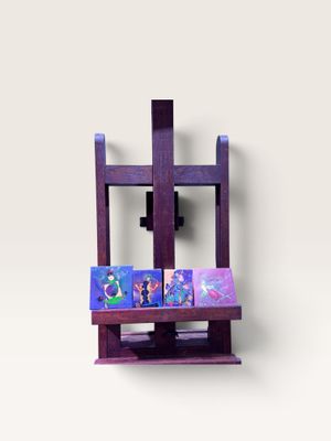 un chevalet en bois violet sur lequel sont posés trois tableaux, devant un mur blanc