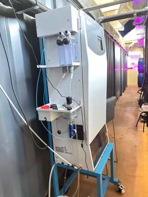 une image d'une machine qui se trouve dans une pièce