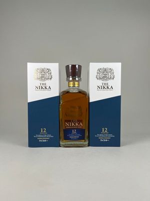 deux bouteilles de whisky Nikka 12 ans d'âge posées sur une surface blanche