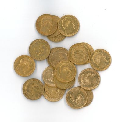 une pile de pièces d'or sur une surface blanche