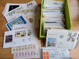 une boîte remplie de cartes postales posée sur une table