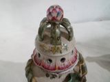 une figurine posée sur une table