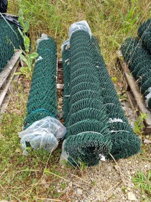 de nombreux types de gabions différents posés au sol
