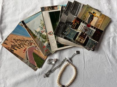 un tas de cartes posées sur un lit